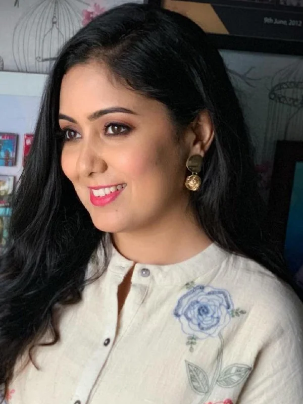 Harshdeep Kaur In Nest Pearl Earrings