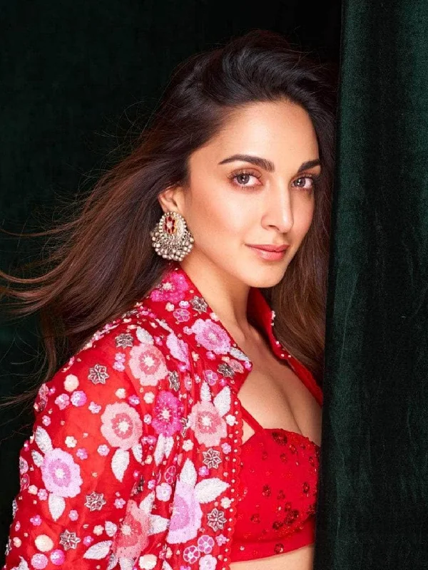 Kiara Advani In Oxidised Red Stone Stud With Ghungroo