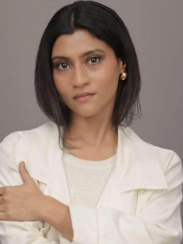 Konkona Sen Sharma In C Shaped Stud Earrings